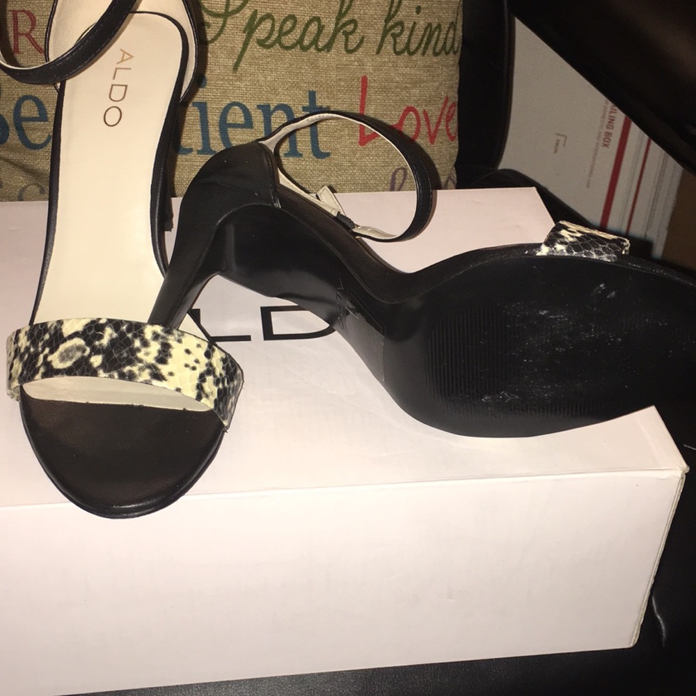 🔥Sale🔥pretty sandals with ankle strap.like new.. - Picture 4 of 4